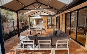 Salhus - Laid-Back Family Retreat Near Town & Beach
